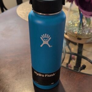 Hydro Flask Ocean Blue Bottle (NWT)
